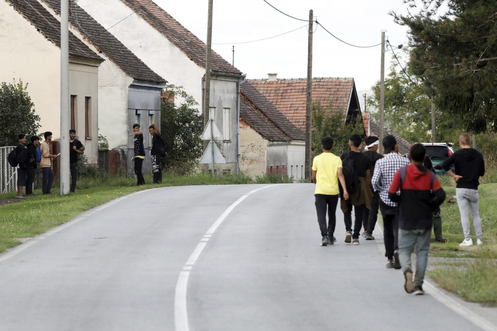 &lt;p&gt;Migranti, nakon što prijeđu hrvatsku granicu, na mobitelima dobiju koordinate mjesta gdje će ih ‘pokupiti‘ krijumčar&lt;/p&gt;