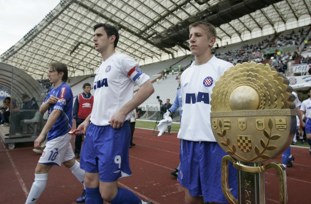 &lt;p&gt;Uzvratna utakmica finala nogometnog kupa Hrvatske na stadionu Poljud između Hajduka i Dinama 2008. godine, kapetani Luka Modrić i Nikola Kalinić izlaze na teren.&lt;/p&gt;