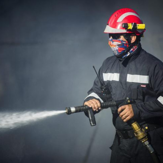 &lt;p&gt;Nešto iza 6 sati šibenski vatrogasci zaprimili su dojavu o požaru vozila u primoštenskom zaleđu&lt;/p&gt;