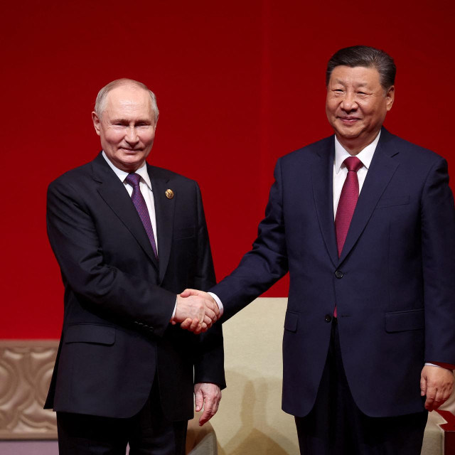 &lt;p&gt;Xi Jinping i Vladimir Putin, čvrsti stisak ruku za ‘prijateljstvo bez granica‘ predstava je za javnost&lt;/p&gt;