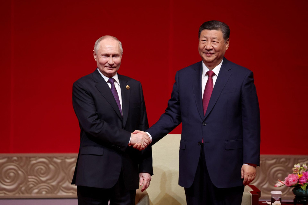 &lt;p&gt;Xi Jinping i Vladimir Putin, čvrsti stisak ruku za ‘prijateljstvo bez granica‘ predstava je za javnost&lt;/p&gt;