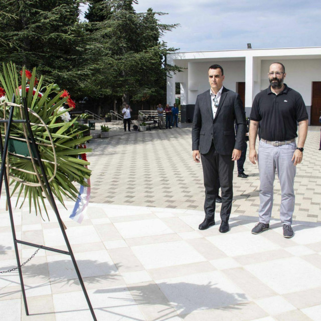 &lt;p&gt;Kod Memorijalnog križa na gradskom groblju Kvanj položeni vijenci i zapaljene svijeće u spomen na poginule hrvatske branitelje i civilne žrtve Domovinskog rata&lt;/p&gt;