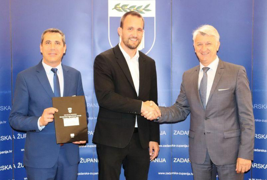&lt;p&gt;Ministar Erlić uručio 1,56 milijuna eura za dovršetak izgradnje Medicinske škole Ante Kuzmanić &lt;/p&gt;