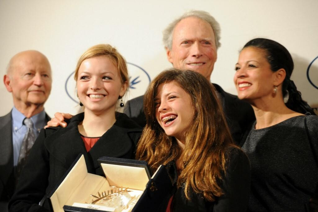 &lt;p&gt;Clint Eastwood sa suprugom Dinom i kćerima Francescom i Morgan u Cannesu 2009. godine&lt;/p&gt;
