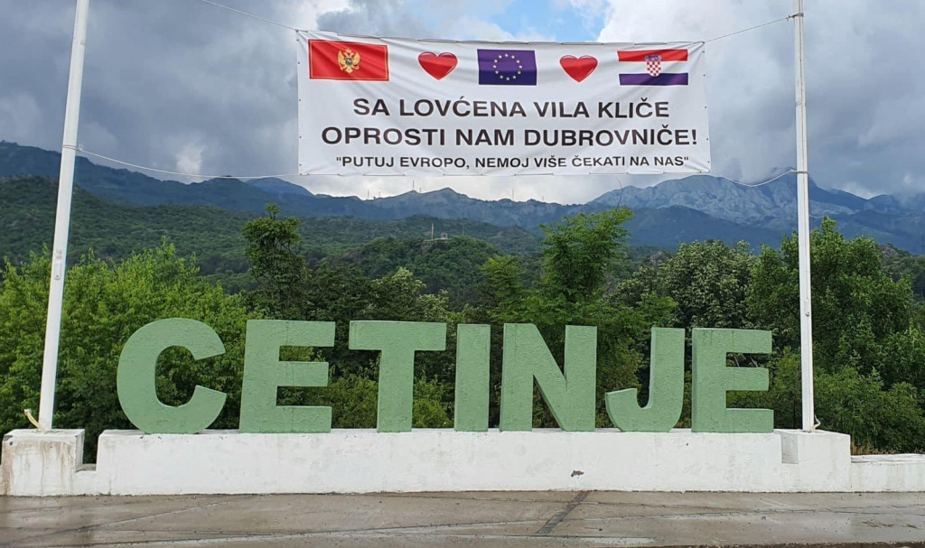 &lt;p&gt;Transparent koji je na ulazu u Cetinje snimio Maro Franić&lt;/p&gt;