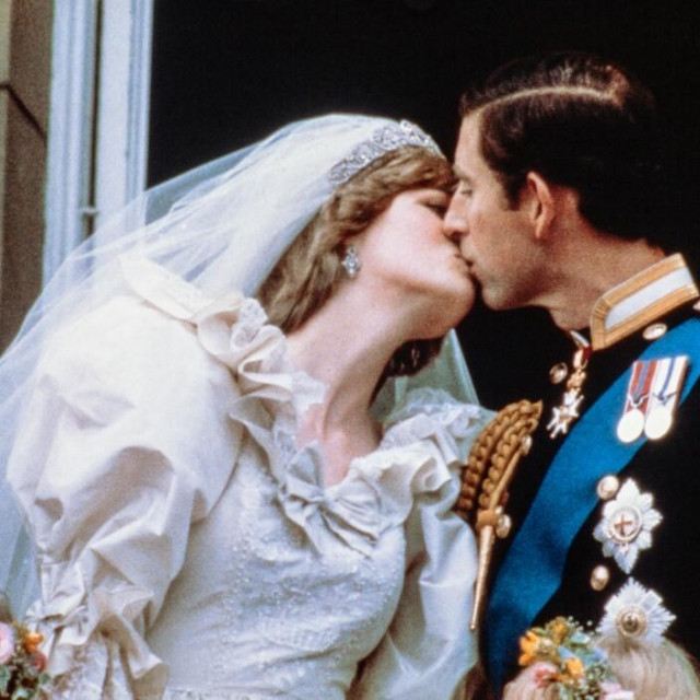 &lt;p&gt;Kako je mogla pretpostaviti što je sve čeka: poljubac na balkonu Buckhingamske palače nakon vjenčanja u crkvi Svetog Pavla&lt;/p&gt;