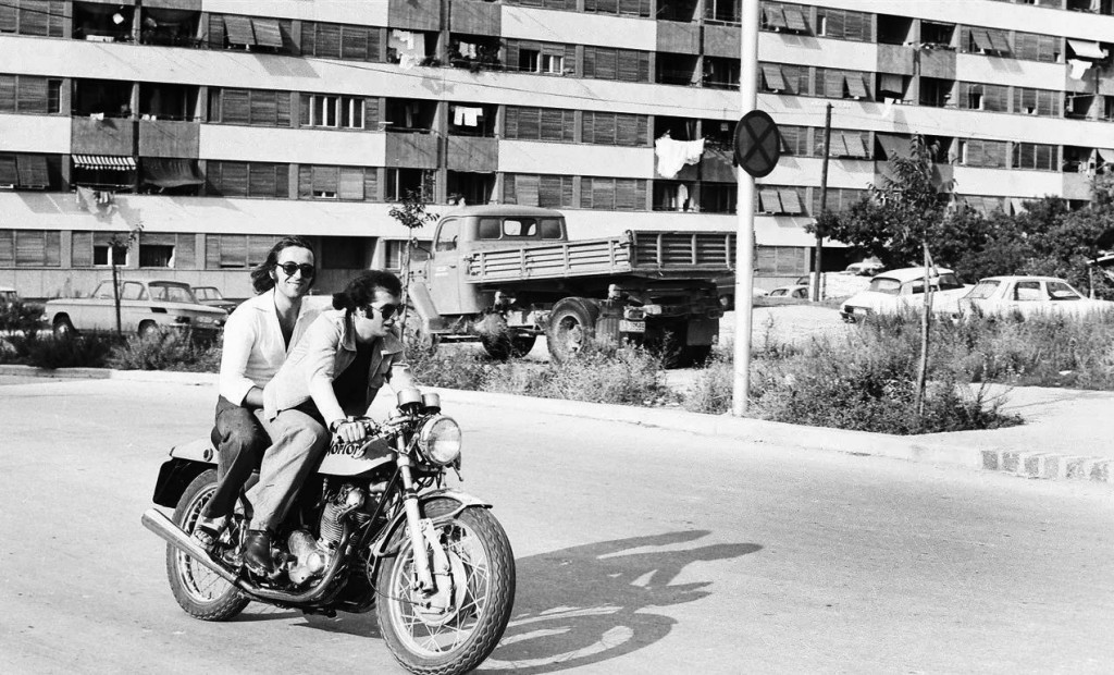 &lt;p&gt;Oliver Dragojević i Jurica Jerković 1974. jure splitskim Lokvama na ‘Nortonu‘&lt;/p&gt;