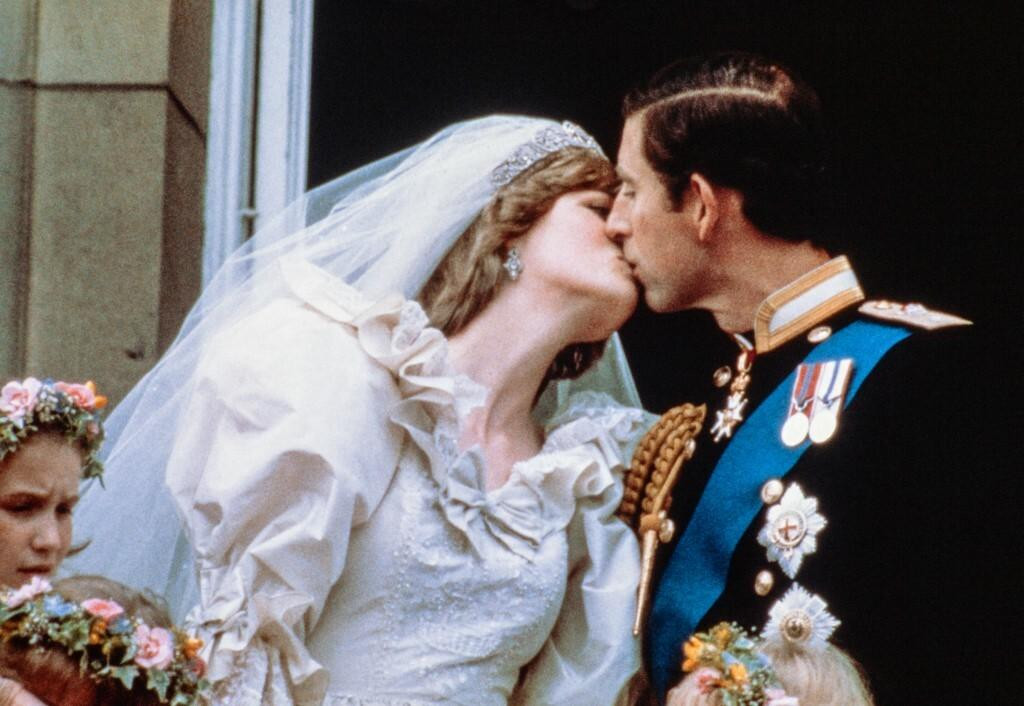 &lt;p&gt;Kako je mogla pretpostaviti što je sve čeka: poljubac na balkonu Buckhingamske palače nakon vjenčanja u crkvi Svetog Pavla&lt;/p&gt;