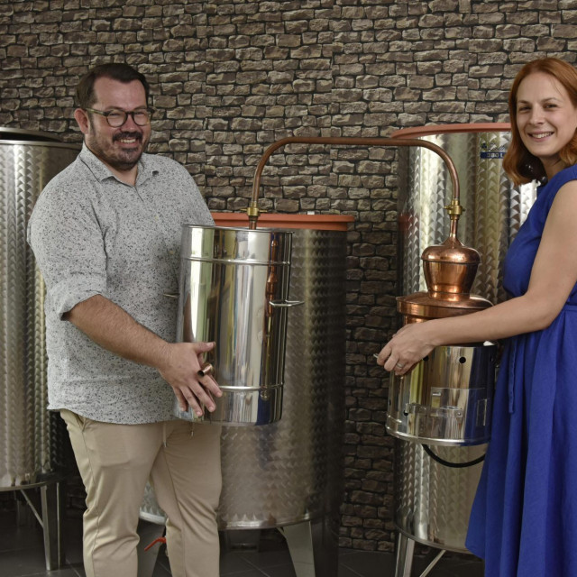 &lt;p&gt;Drago i Jelena Nosić u kućnoj destileriji proizvode zlatni gin&lt;br&gt;
 &lt;/p&gt;