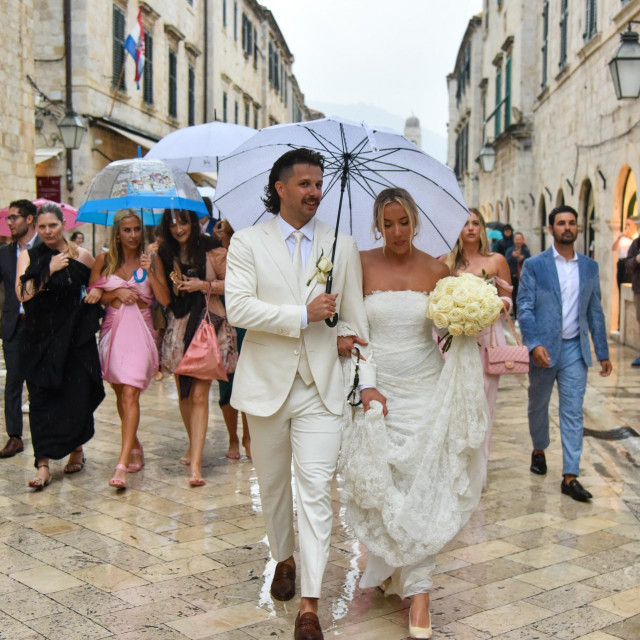 &lt;p&gt;Vjenčanje Nicole Artukovich i Liama Stewarta u crkvi sv.Ignacija prošlog vikenda u Dubrovniku&lt;/p&gt;