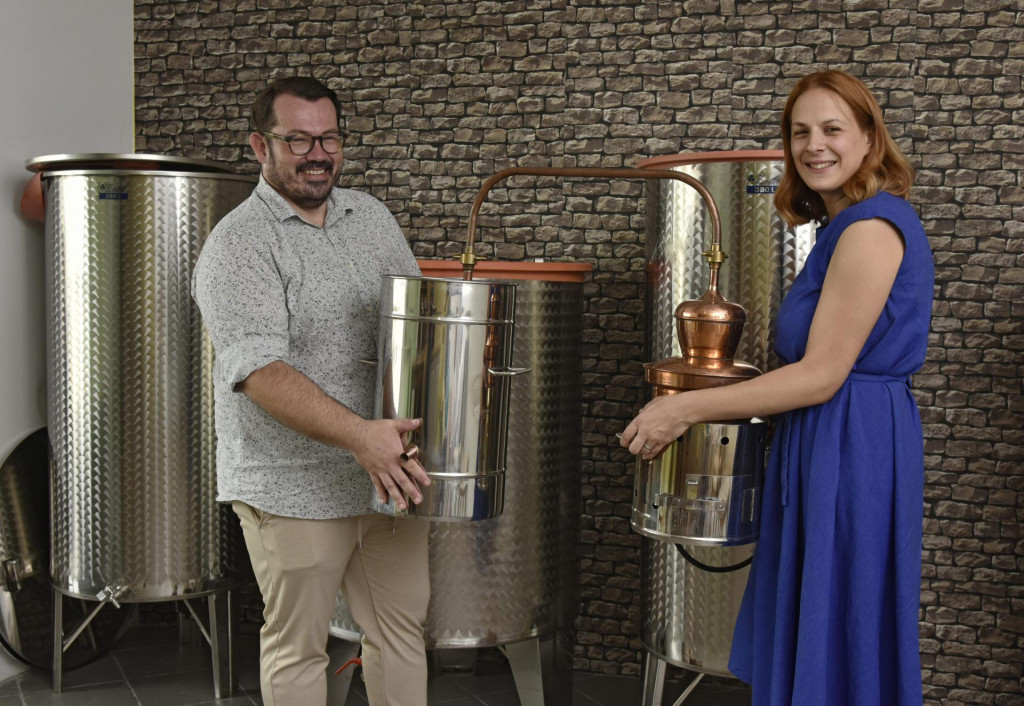 &lt;p&gt;Drago i Jelena Nosić u kućnoj destileriji proizvode zlatni gin&lt;br&gt;
 &lt;/p&gt;