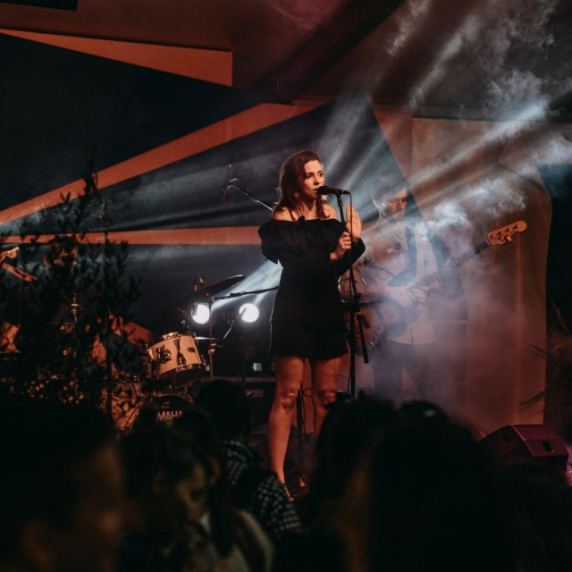 &lt;p&gt;Pjevačica Natali Dizdar u Šibenskoj noći 22. lipnja penje se na pozornicu Tvrđave Barone&lt;/p&gt;