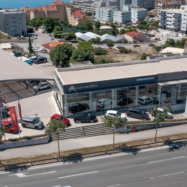 <p>ZA SLOBODNU<br>
Split, 060624.<br>
Pazdigradska ulica.<br>
Salon automobila Auto Mall Split.<br>