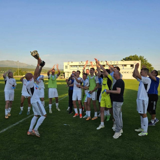 &lt;p&gt;Igrači Dugopolja slave trofej Županijskog kupa&lt;/p&gt;