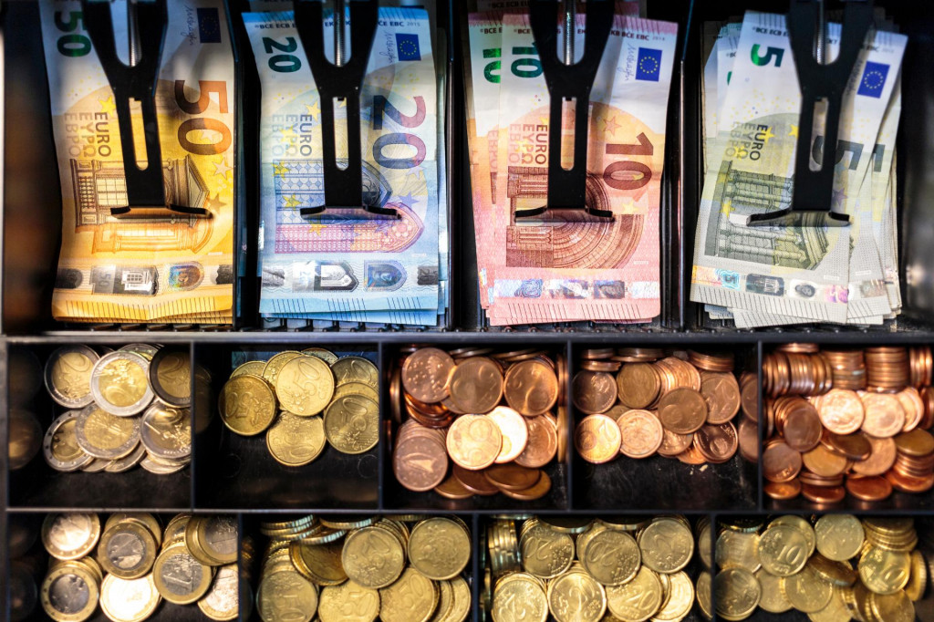 &lt;p&gt;Trgovcima u blagajnama ostaje sve više eura, dok ih je potrošačima u novčanicima sve manje (ilustracija) &lt;/p&gt;