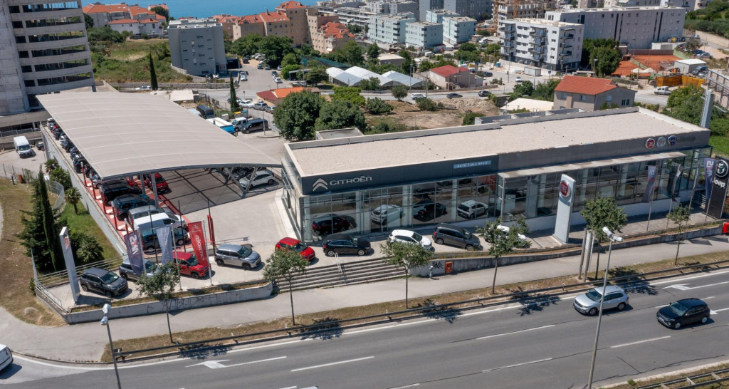 <p>ZA SLOBODNU<br>
Split, 060624.<br>
Pazdigradska ulica.<br>
Salon automobila Auto Mall Split.<br>