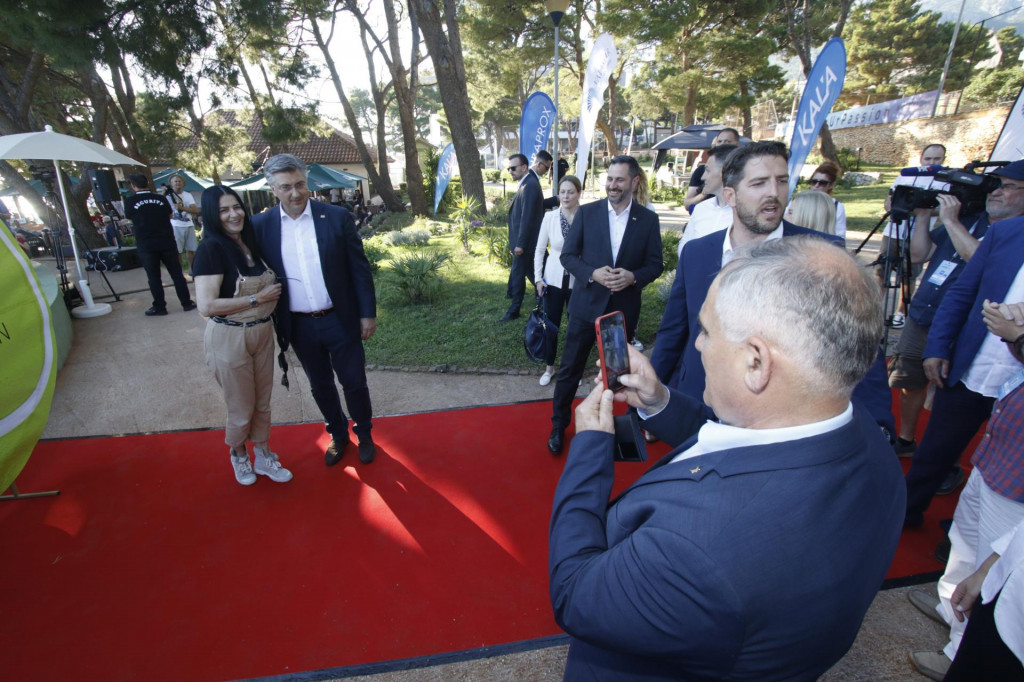 &lt;p&gt;Premijer u dobrom raspoloženju na Teniskom centru Makarska, za fotografiranje je zadužen župan Blaženko Boban&lt;/p&gt;