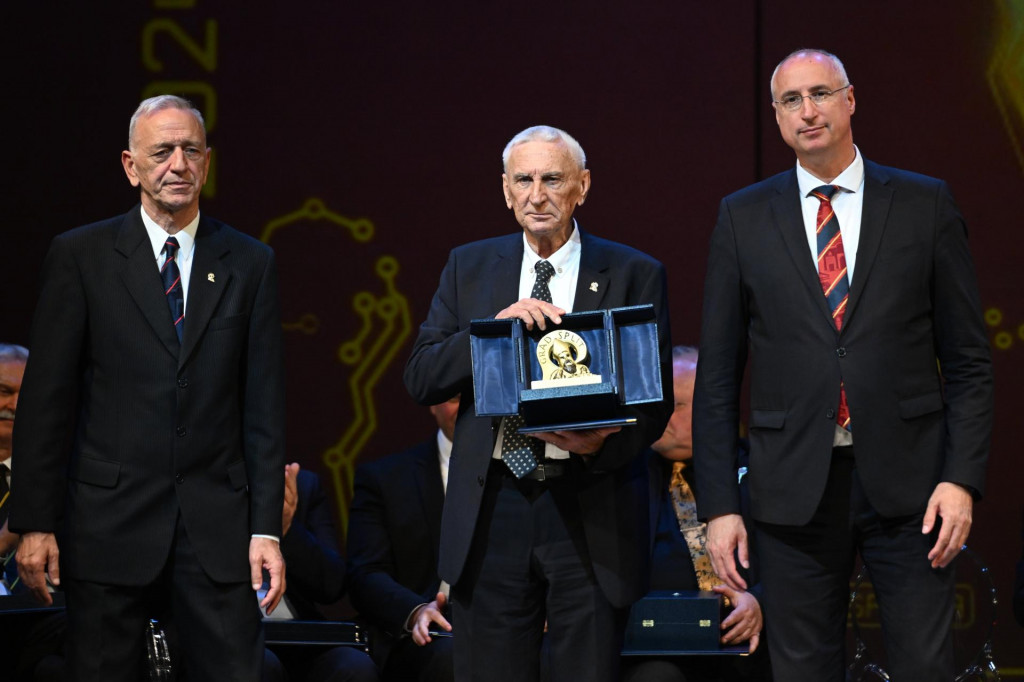 &lt;p&gt;Prof. dr. Dejan Kružić ove je godine primio Nagradu grada Splita za životno djelo&lt;/p&gt;