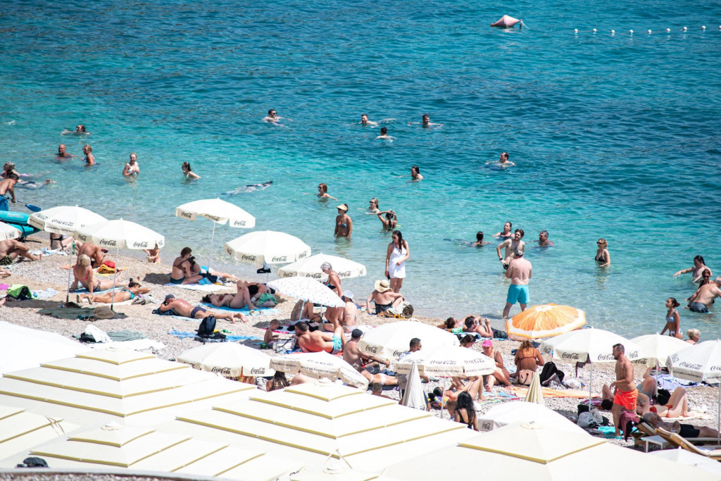 &lt;p&gt;Dubrovnik, 080624.&lt;br&gt;
Poslijepodnevno kupanje i guzva na dubrovackim plazama.&lt;br&gt;