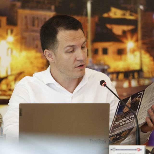 &lt;p&gt;Gradonačelnik Zoran Paunović je kroz 14 minuta izložio Izvješće o radu u zadnjih pet mjeseci prošle godine, ispisano na 51 stranici&lt;/p&gt;
