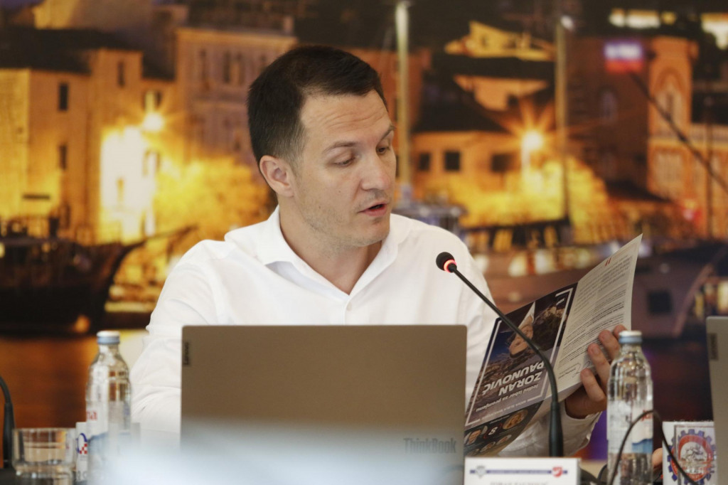 &lt;p&gt;Gradonačelnik Zoran Paunović je kroz 14 minuta izložio Izvješće o radu u zadnjih pet mjeseci prošle godine, ispisano na 51 stranici&lt;/p&gt;