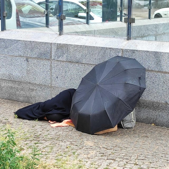 &lt;p&gt;Beskućnica ispod kišobrana&lt;/p&gt;