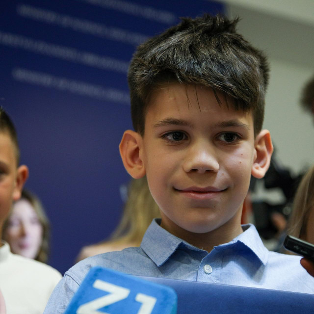 &lt;p&gt;Niko Vitlić, učenik drugog razreda OŠ ‘Tučepi‘, prima nagradu ‘Luka Ritz!‘ u Ministarstvu znanosti i obrazovanja&lt;/p&gt;