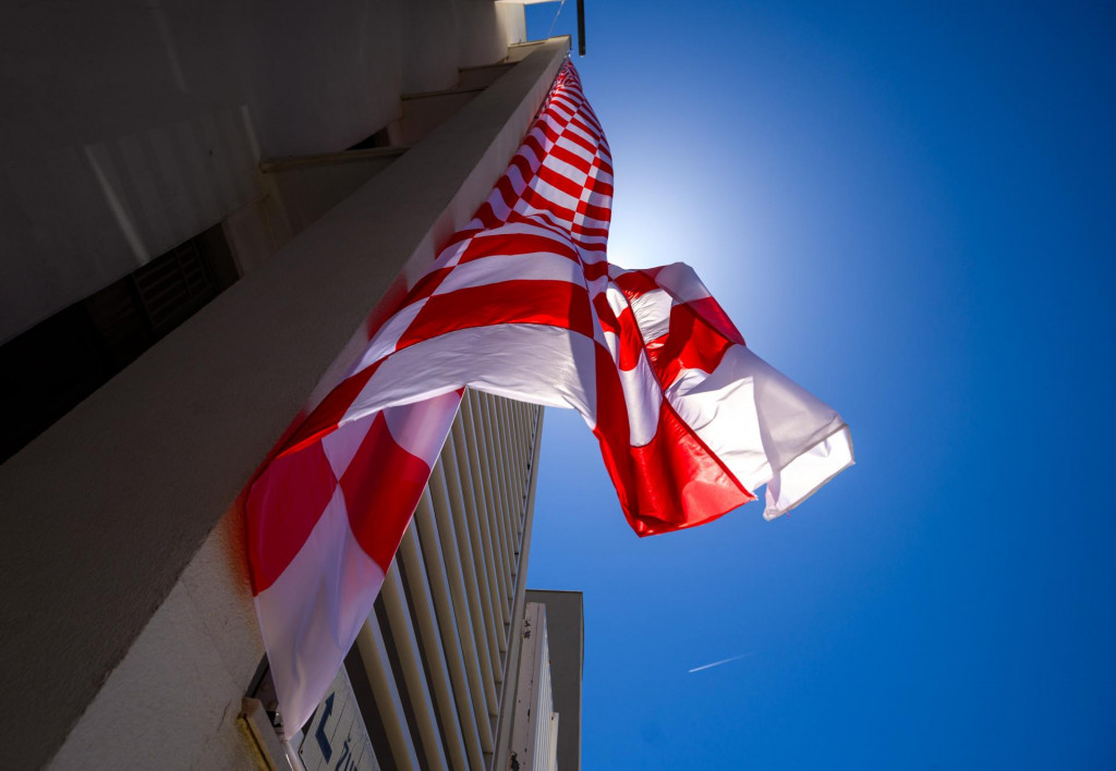 &lt;p&gt;Velika zastava s hrvatskom šahovnicom istaknuta je na zvoniku crkve Presvetog srca Isusova na Visokoj&lt;br&gt;
 &lt;/p&gt;