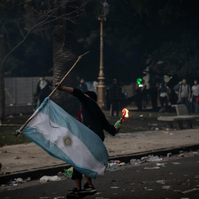 &lt;p&gt;Prizor s ulica Buenos Airesa, u jednoj ruci argentinska zastava, a u drugoj eksplozivno sredstvo&lt;/p&gt;

&lt;p&gt; &lt;/p&gt;