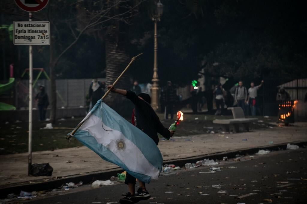 &lt;p&gt;Prizor s ulica Buenos Airesa, u jednoj ruci argentinska zastava, a u drugoj eksplozivno sredstvo&lt;/p&gt;

&lt;p&gt; &lt;/p&gt;
