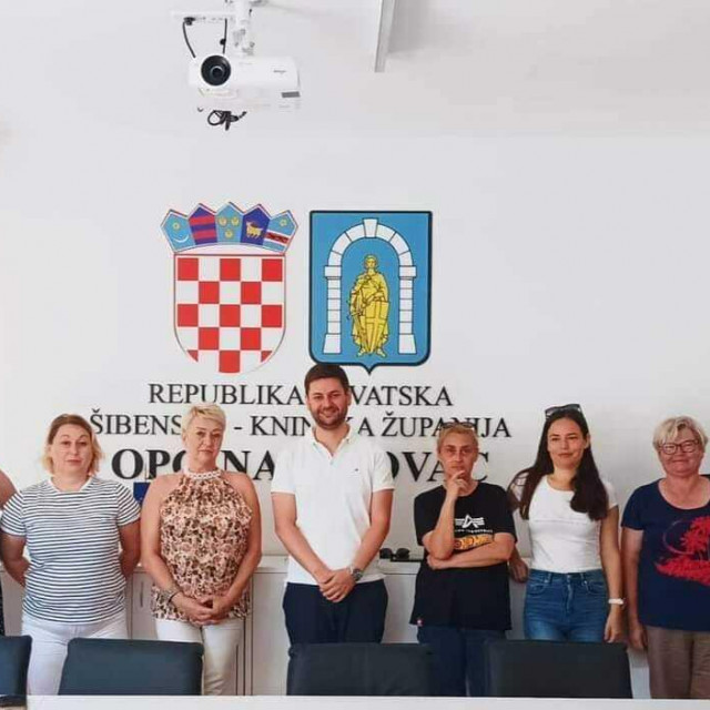 &lt;p&gt;Načelnik Ivan Gulam sa ženama koje su zaposlene na provedbi programa ‘Zaželi‘ u općini Pirovac&lt;/p&gt;