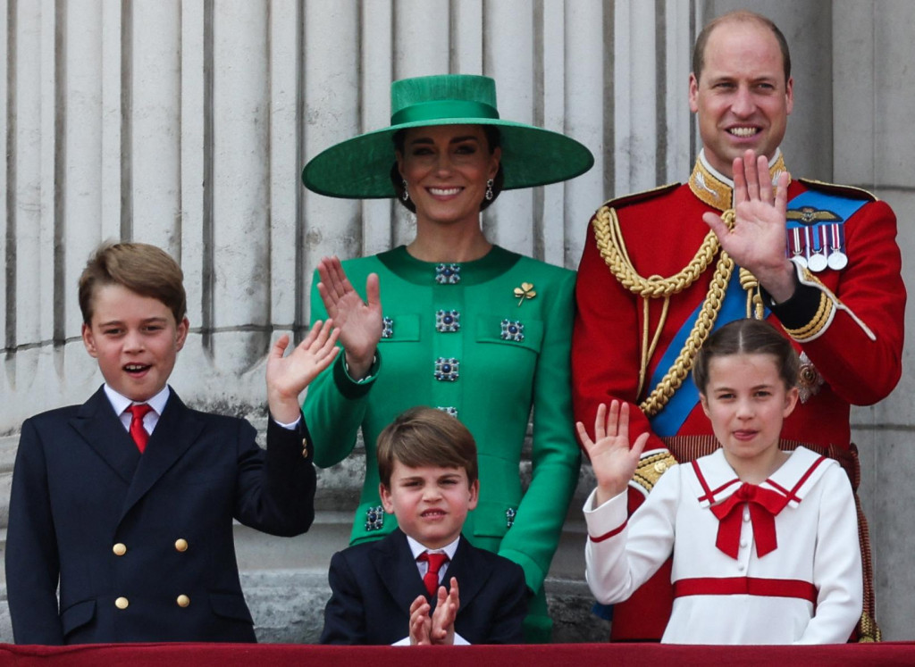 &lt;p&gt;Princ George, princeza Kate, princ Louis, princ William i princeza Charlotte prošle godine na balkonu Buckinghamske palače nakon rođendanske parade&lt;/p&gt;