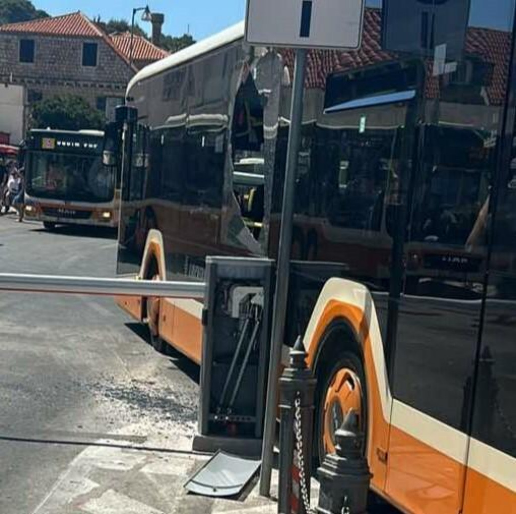&lt;p&gt;Libertasov autobus zakačio je novopostavljenu rampu za Pilama pri okretanju prema stanici&lt;/p&gt;
