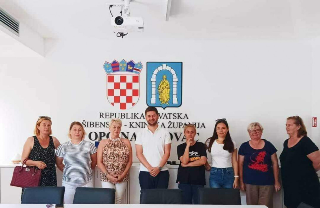 &lt;p&gt;Načelnik Ivan Gulam sa ženama koje su zaposlene na provedbi programa ‘Zaželi‘ u općini Pirovac&lt;/p&gt;