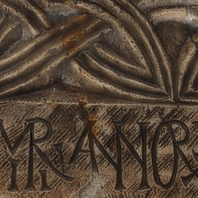 &lt;p&gt;Prvi pronađeni natpis kneza Branimira iz Muća 888. godine&lt;/p&gt;