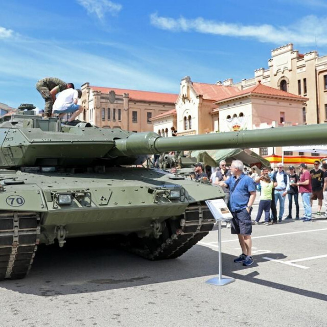 &lt;p&gt;Češka je dogovorila kupnju 61 njemačkoga tenka Leopard 2A8, u u što bi se mogla uključiti i Slovačka&lt;/p&gt;