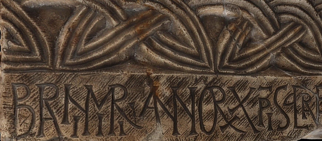 &lt;p&gt;Prvi pronađeni natpis kneza Branimira iz Muća 888. godine&lt;/p&gt;