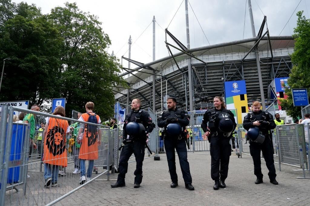 &lt;p&gt;Osiguranje ispred stadiona u Hamburgu&lt;/p&gt;