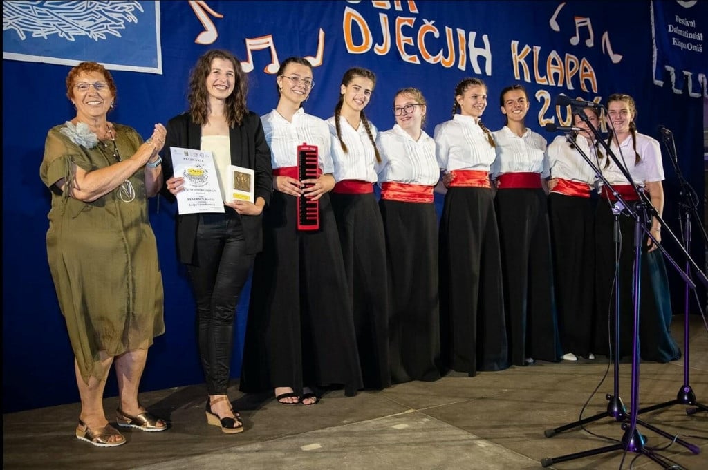 <p>Josipa Favro Kurtović vodi klapu Reversun, pobjedice Dječjeg Omi&scaron;a</p>