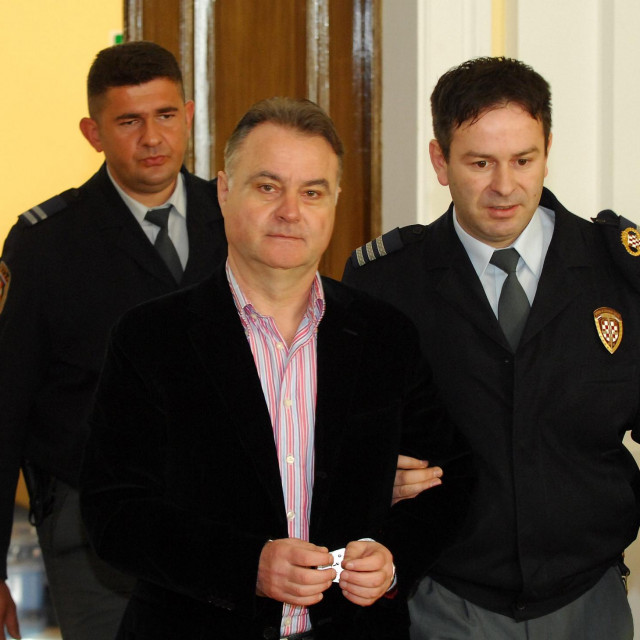 <p>&Scaron;ime Medanić&nbsp;prilikom ulaska u sudnicu</p>