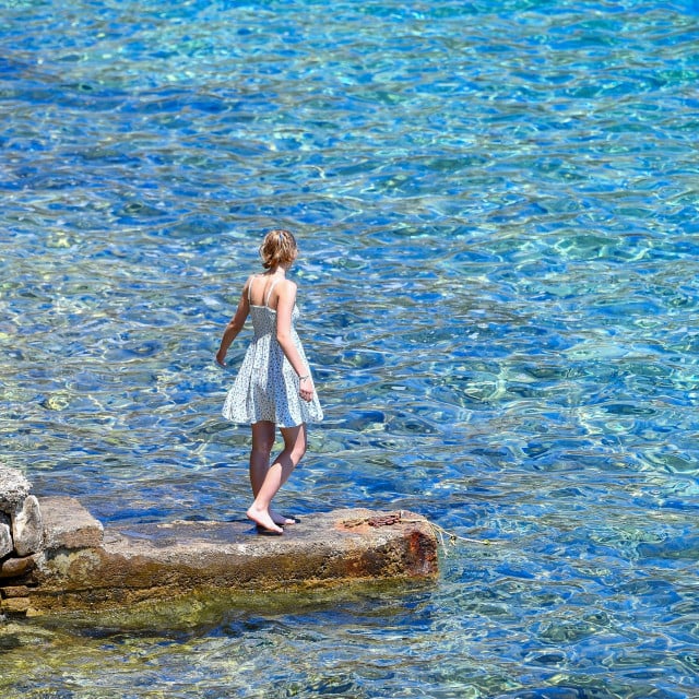&lt;p&gt;Korčula je puna turista koji razgledavaju grad i uživaju na plaži&lt;/p&gt;