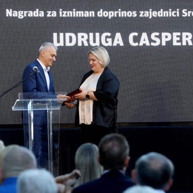 &lt;p&gt;Marina Zečić, potpredsjednica Udruga Caspera prima nagradu za izniman doprinos zajednici ”Srce Dalmacije”&lt;br&gt;
 &lt;/p&gt;