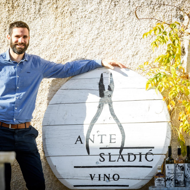 &lt;p&gt;Ante Sladić sa zaštitnim znakom svoje vinarije - kliještima kombinirkama, uz koje je vezana zanimljiva priča&lt;br&gt;