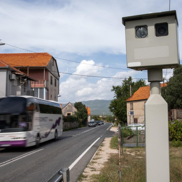 &lt;p&gt;Na cestama širom Splitsko-dalmatinske županije ukupno je postavljeno 27 uređaja za mjerenje brzine&lt;/p&gt;