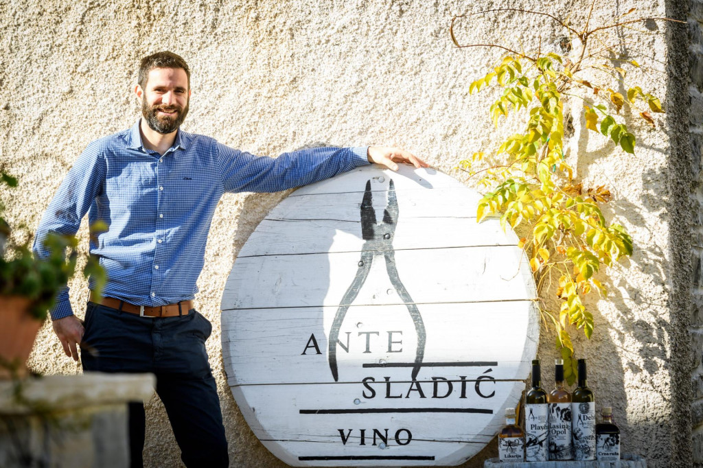 &lt;p&gt;Ante Sladić sa zaštitnim znakom svoje vinarije - kliještima kombinirkama, uz koje je vezana zanimljiva priča&lt;br&gt;