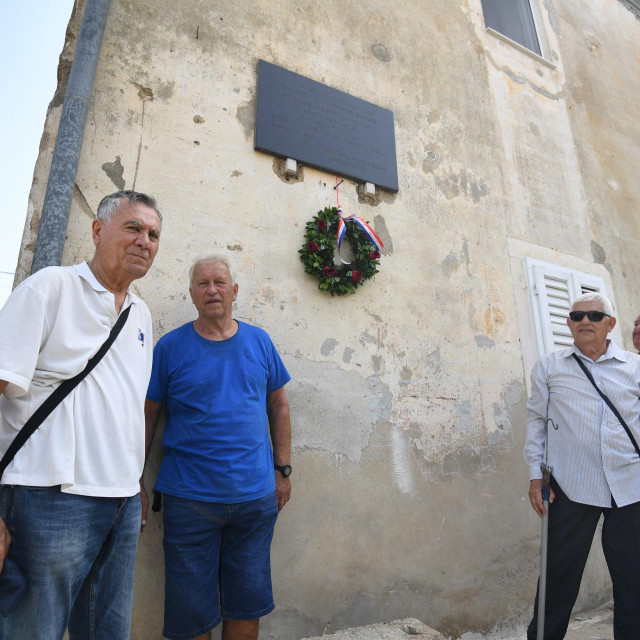 &lt;p&gt;Članovi Udruge antifasistickih boraca i antifasista grada Zadra i prošle su godine položili vijenac na spomen ploči narodnom heroju Velimiru Škorpiku na rodnoj kući na Meladi&lt;/p&gt;