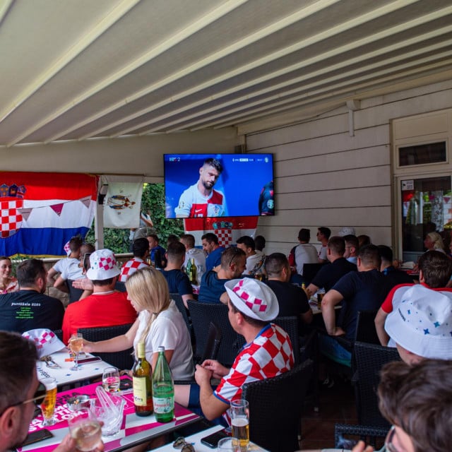 &lt;p&gt;Dubrovnik, 190624.&lt;br&gt;
Navijaci prate prijenos utakmice Europskog nogometnog prvenstva Hrvatska - Albanija na setnici uvale Lapad.&lt;br&gt;