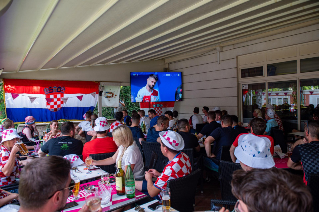&lt;p&gt;Dubrovnik, 190624.&lt;br&gt;
Navijaci prate prijenos utakmice Europskog nogometnog prvenstva Hrvatska - Albanija na setnici uvale Lapad.&lt;br&gt;