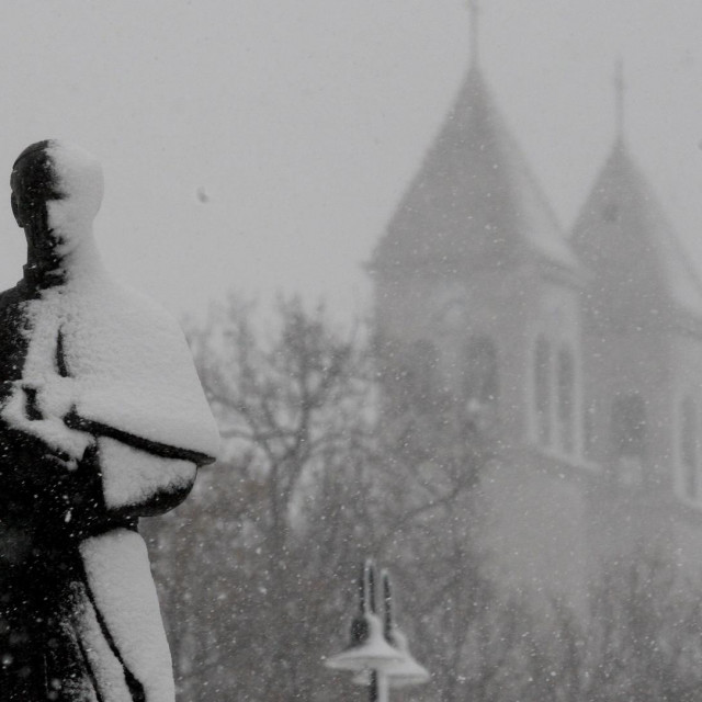 &lt;p&gt;&lt;br&gt;
Na slici: spomenik Alojzije Stepinac pod snijegom, u pozadini su zvonici crkve Sv. Mihovila.&lt;br&gt;
&lt;br&gt;
 &lt;/p&gt;