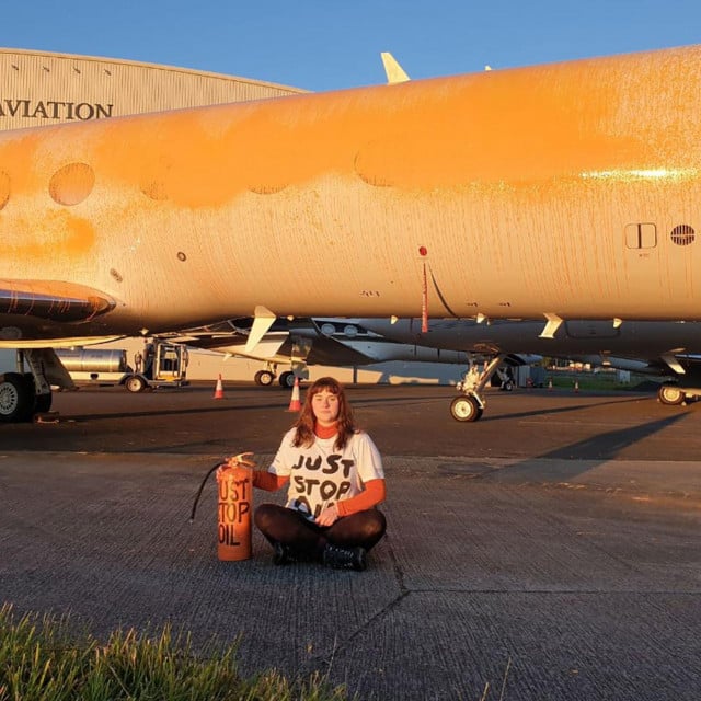 &lt;p&gt;Aktivistica Just Stop Oil sjedi ispred zrakoplova obojanog narančastim sprejem u zračnoj luci Stansted Airport nedaleko Londona&lt;/p&gt;